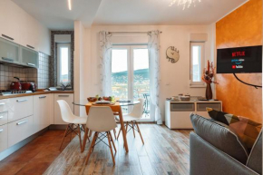 San Giusto Elegante Bilocale con Balcone e Vista